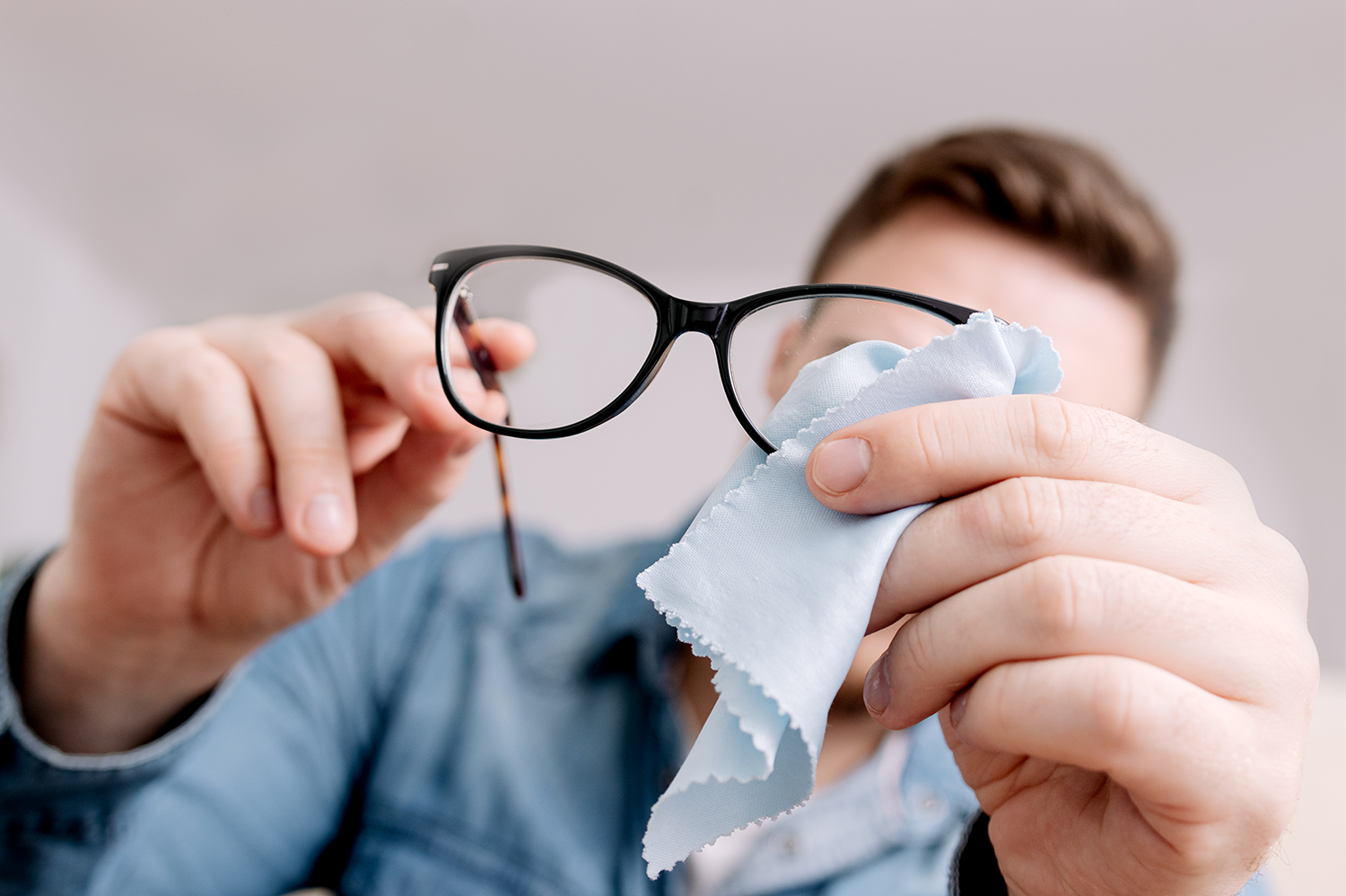 Cómo limpiar y cuidar tus gafas para que duren más tiempo