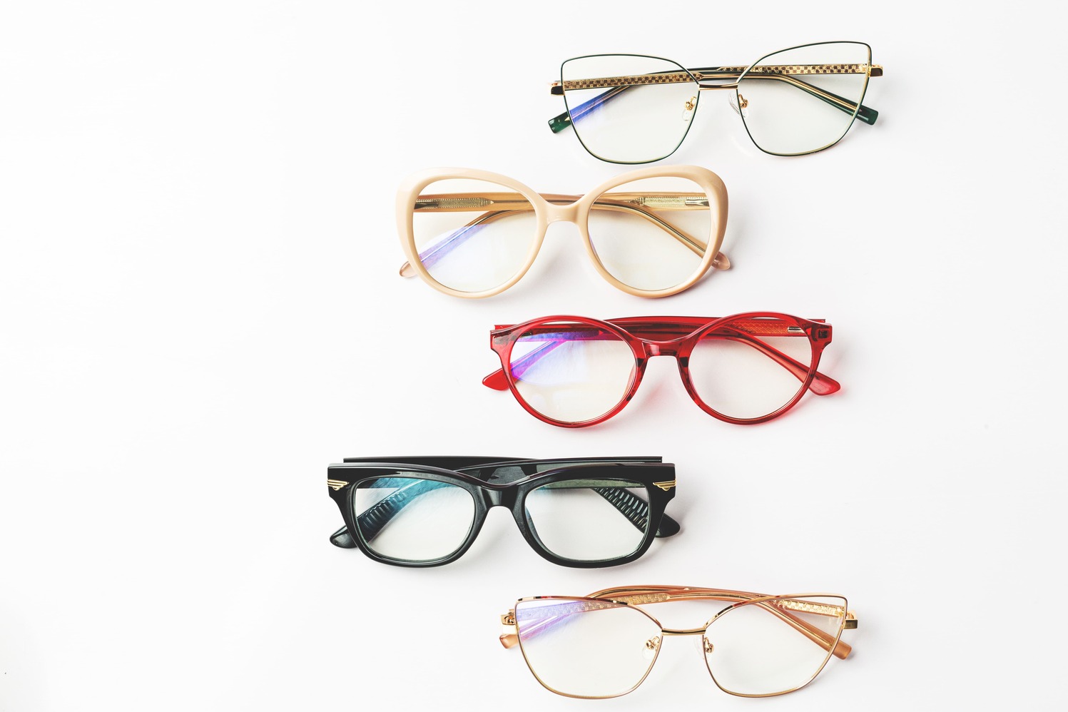 Lentes graduadas de colores colocadas en una mesa